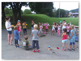 Gemeinsames Spielen mit den selber hergestellten Instrumenten im Kinderferienprogramm-Orchester (2)